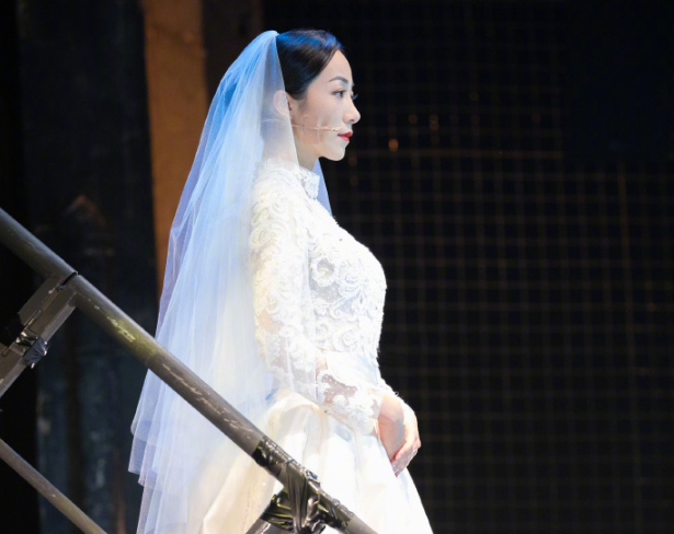 韩雪全国巡演照曝光,穿婚纱表演气质出众,侧面照比照