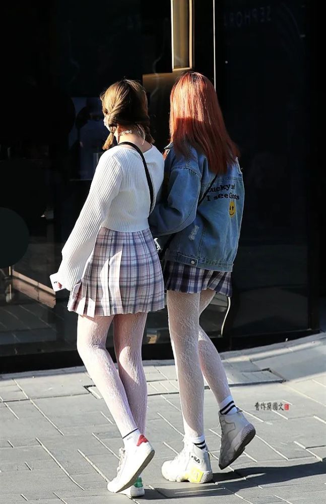 街拍:青春气息满满的白丝袜美女