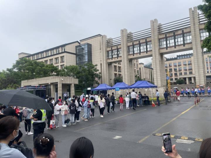 家长焦急孩子淡定,杭外现场测评正在进行中,将于11:30