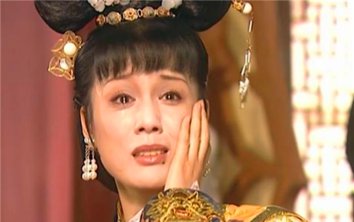 容妃则传达了孝庄太后的懿旨,力保胤礽,惹怒康熙,慧妃则趁机在一旁