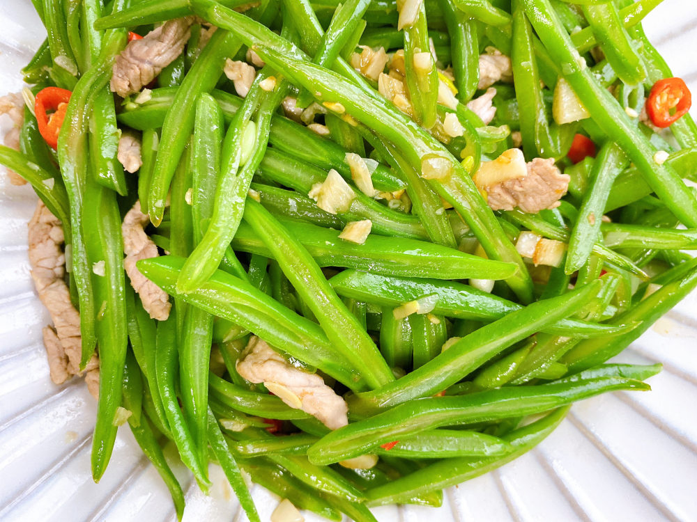 扁豆炒肉丝是很常见的一道家常菜,这道菜之前在餐馆里面吃到过一个