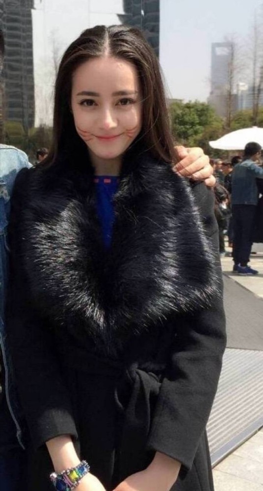 迪丽热巴十年前旧照曝光,非主流在美女身上也是合理的!