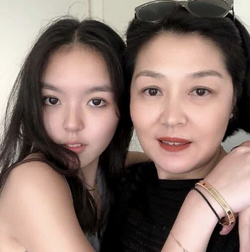 李咏19岁女儿晒美照庆生!看到她的身材才知道,女孩必须富养