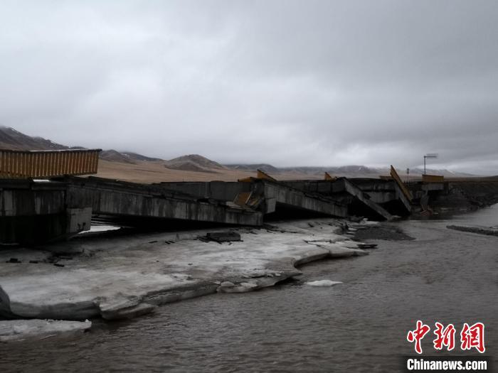 青海玛多县7.4级地震:五人轻伤,大桥塌陷严重