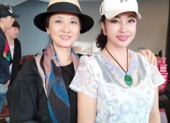 为啥刘晓庆翡翠总是又大又亮?她的保养秘诀不得了