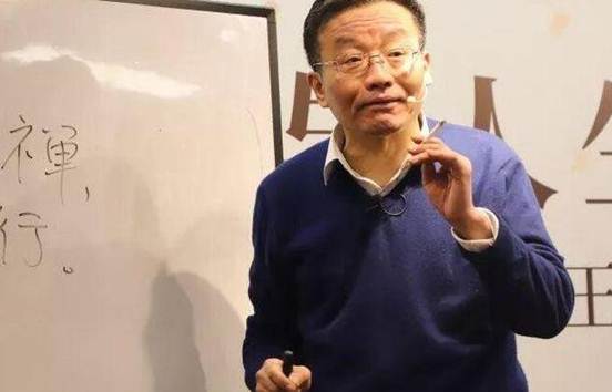 复旦教授王德峰上课吞云吐雾烟不离手学生却表示不介意