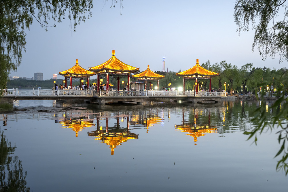 长春南湖公园风雨四亭夜景_腾讯新闻