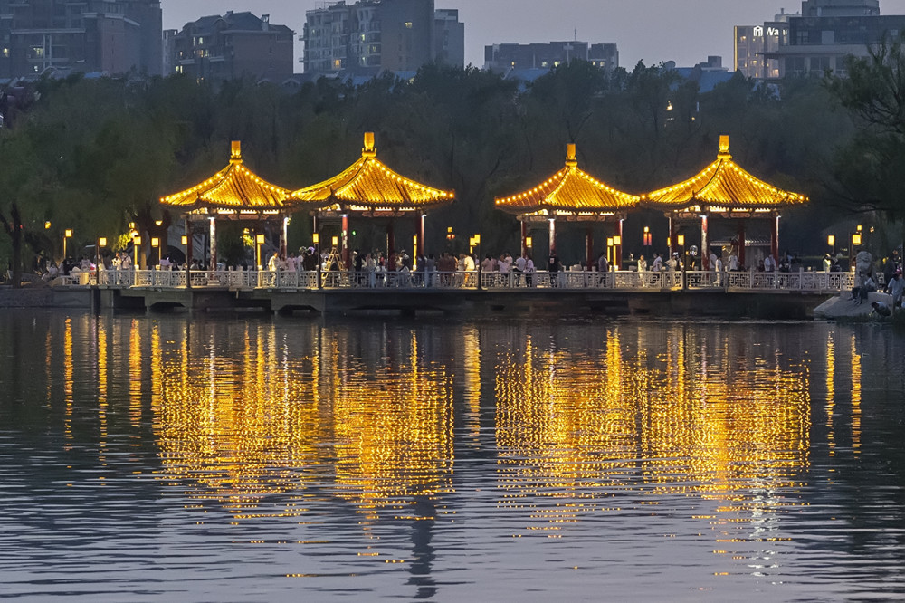 长春南湖公园风雨四亭夜景