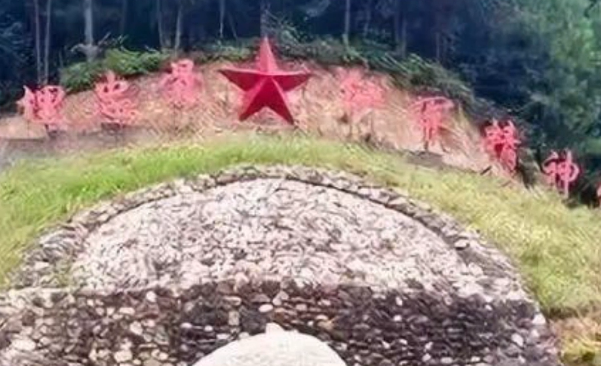 今天,登上松毛岭,无名烈士墓上,书写着14个红色大字: