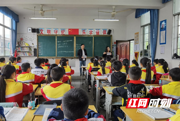 为明德小学图书馆捐赠书籍.为泸溪县第一职业中学捐赠书籍.