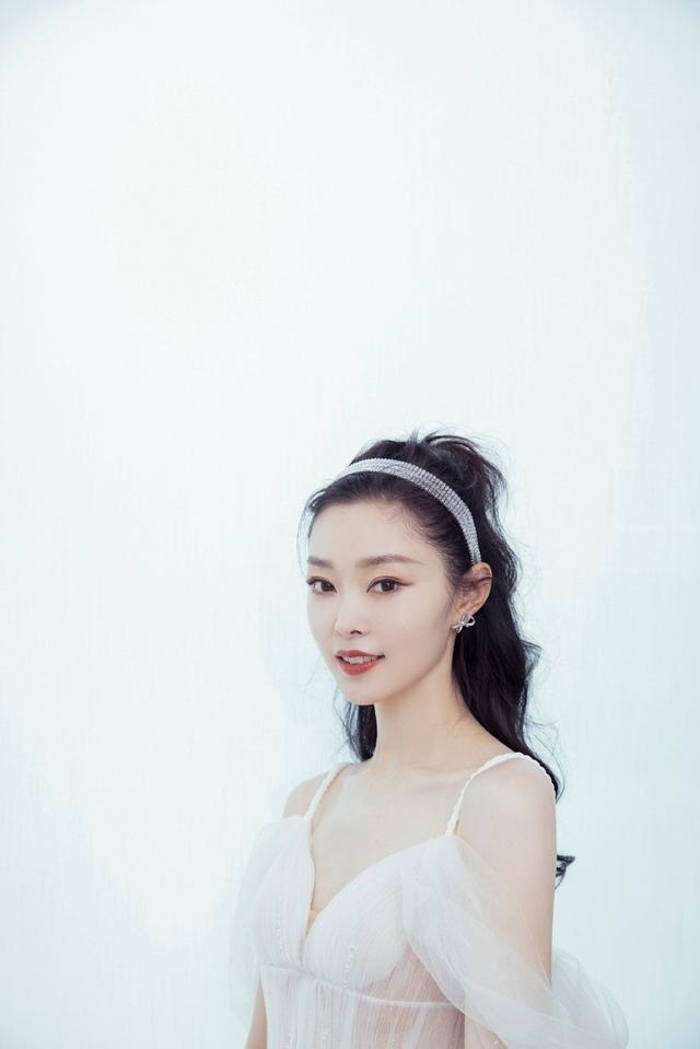 宋轶火了之后也放开了穿深v吊带裙像新娘这是有多愁嫁