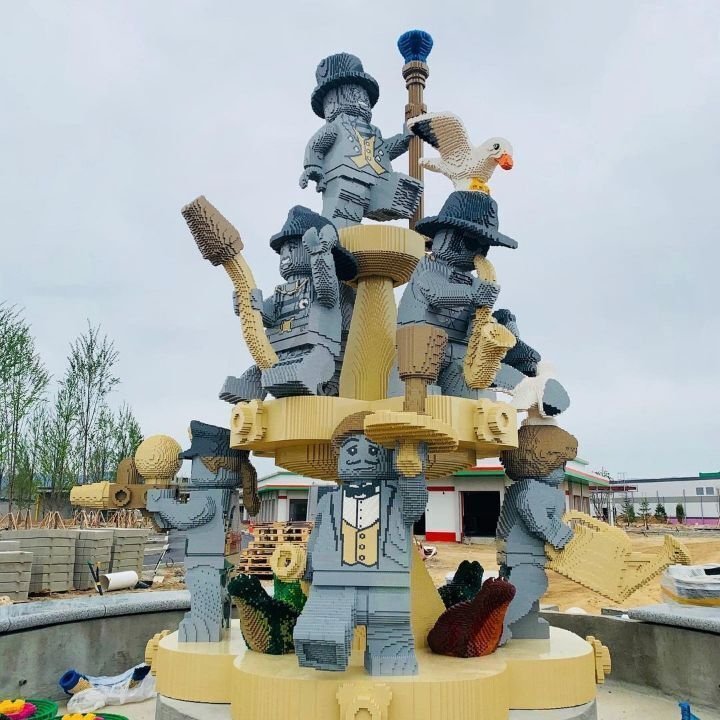 据了解,乐高公园建在韩国的江原道春川,这是一个乐高游乐园主题公园和
