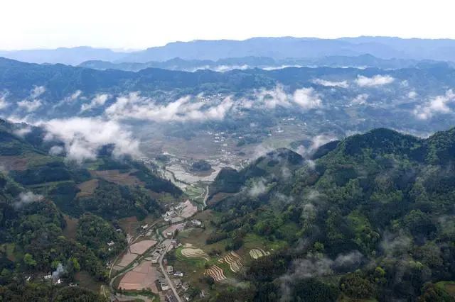 5月2日在四川省珙县洛表镇麻塘坝拍摄的梯田(无人机照片).