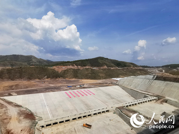 5月21日,河北丰宁抽水蓄能电站上水库顺利实现下闸蓄水,标志着工程由