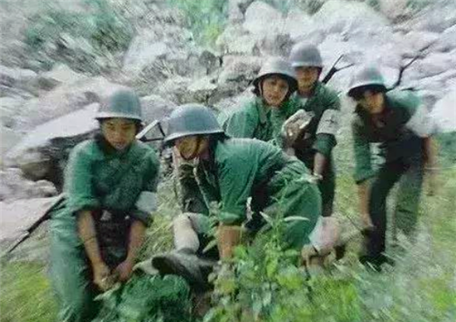 1986年老山战场照《死吻》:那个救护队女战士张茹,后