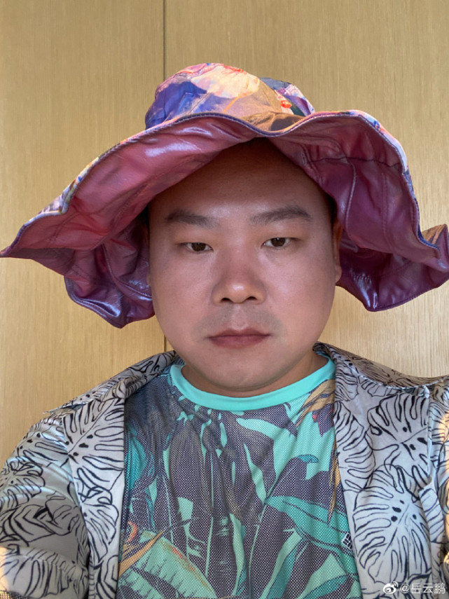 看来看去,似乎这个黄色的头巾更适合岳云鹏,看起来甜美可爱.
