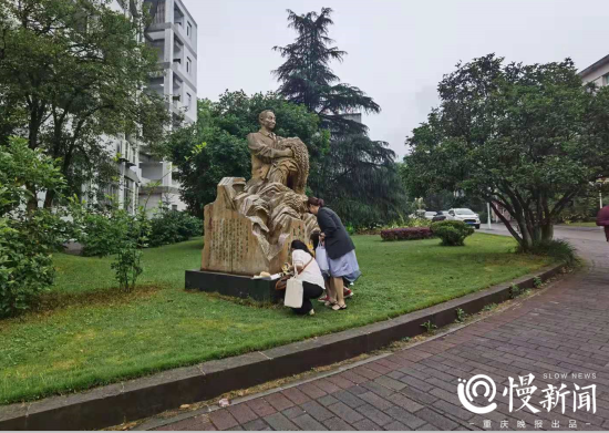 西南大学袁隆平塑像前师生自发献上小白花表达追思