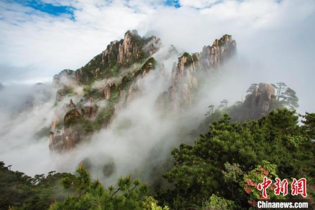 雨后江西三清山现壮美云海景观 云缠雾绕充满仙韵