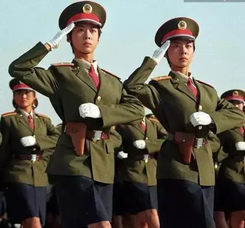 中国最美双胞胎女兵,1999年阅兵红遍全中国,如今怎么样了?