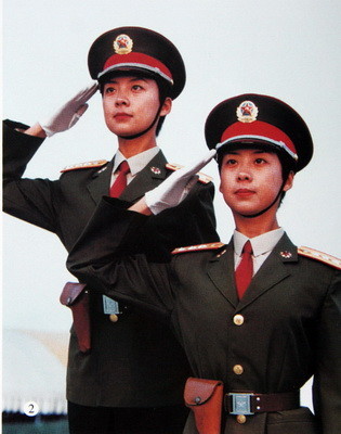 中国最美双胞胎女兵,1999年阅兵红遍全中国,如今怎么样了?