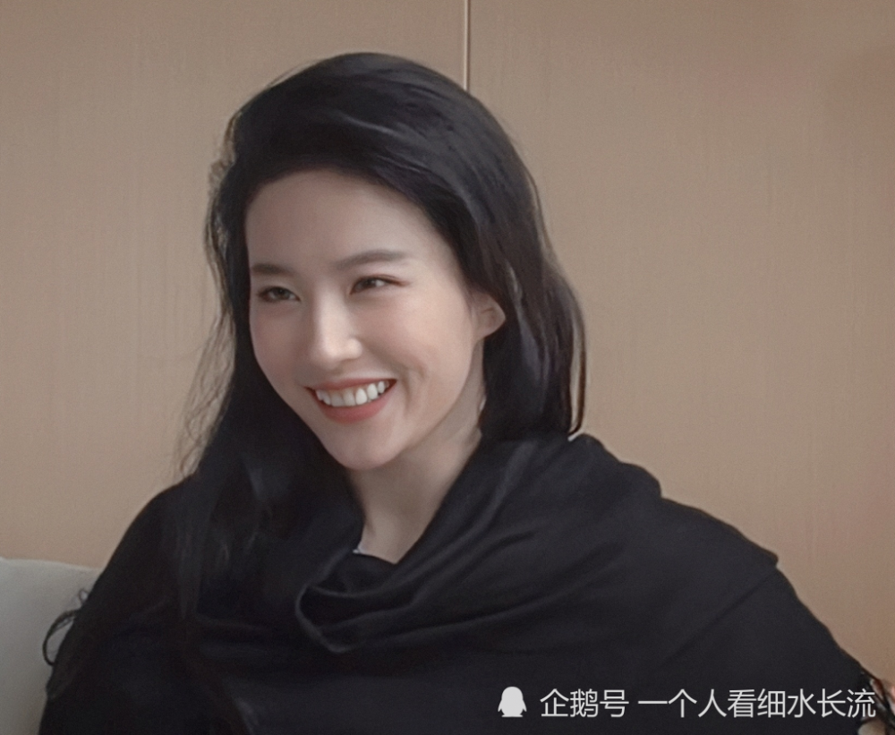 刘亦菲采访"生图"被疯传,无滤镜被怼脸拍,笑起来暴露真实颜值