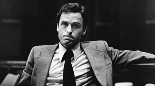 美国连环杀手:与尸体同住5年,长相却阳光帅气,被捕时面带微笑