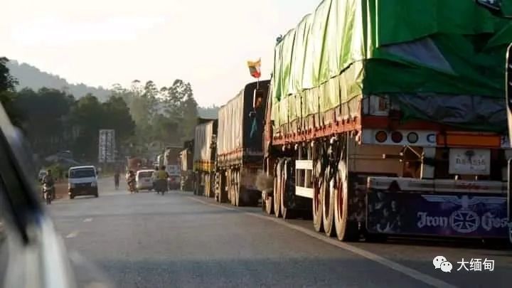 缅甸国防军在腊戌-木姐公路检查车辆,部分司乘人员惊出一身冷汗