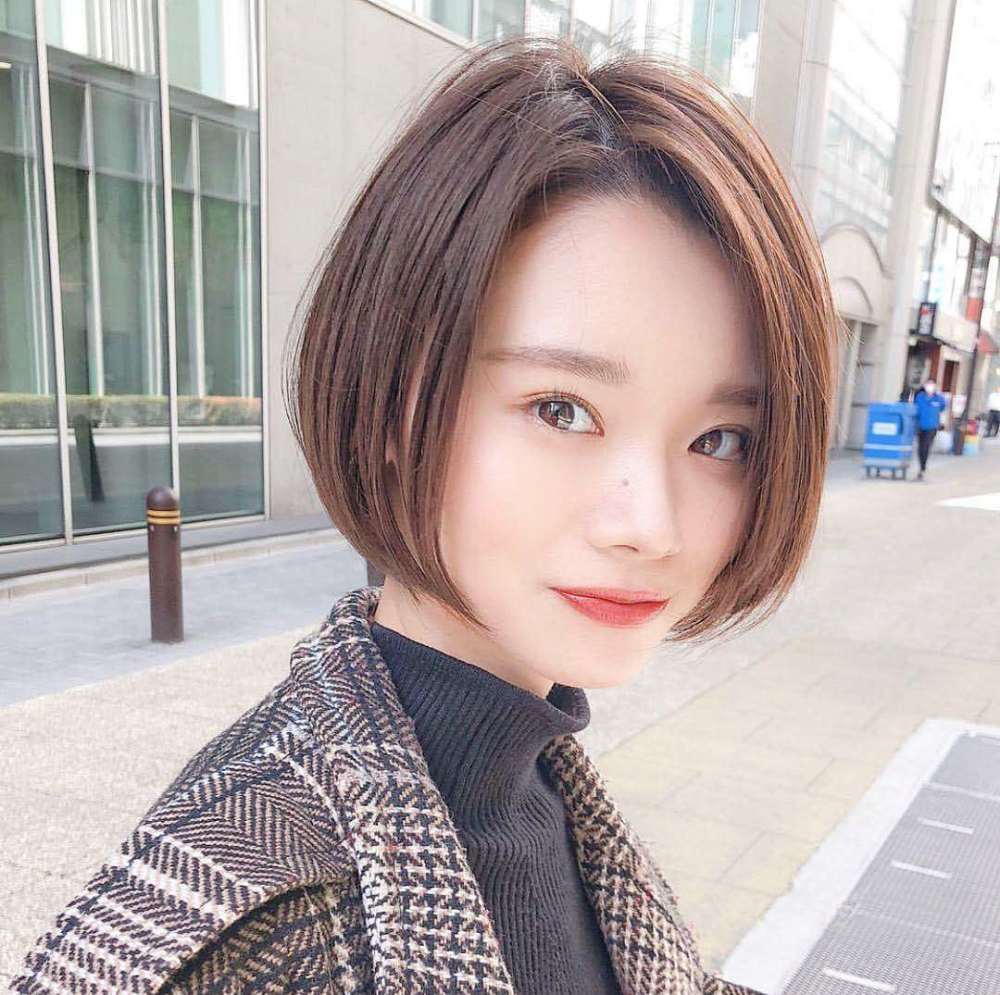 这时,大约一个半月或两个月修剪一次发型的底线即可.