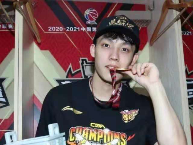 徐杰的幸福假期 与女友浪漫度假 出席活动人气旺 再次