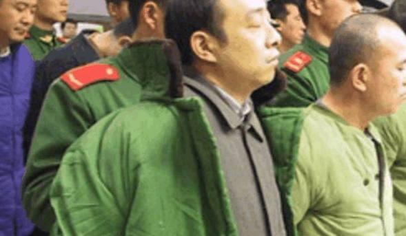 18岁就混社会,后成黑帮老大,靠手段凶残称霸一方,最后