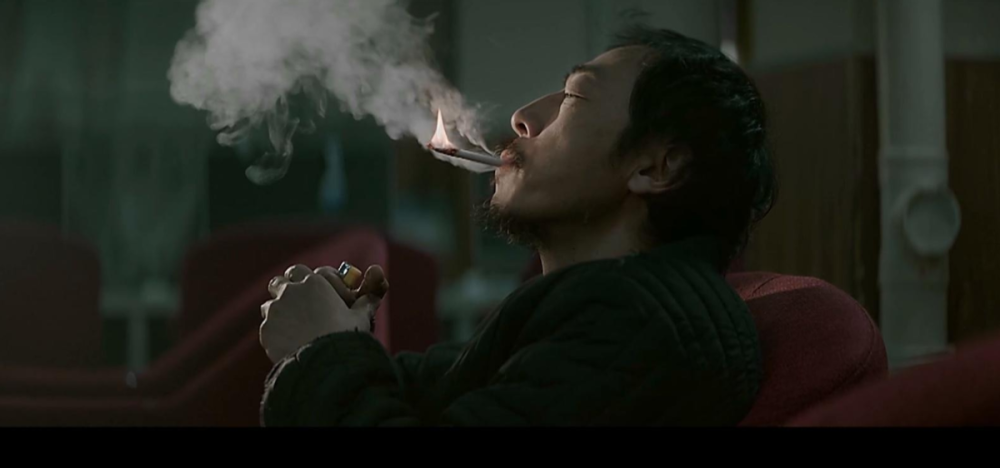 为了这个角色成包成包的抽,而李丰田独特的反向抽烟,就是他自创的,把