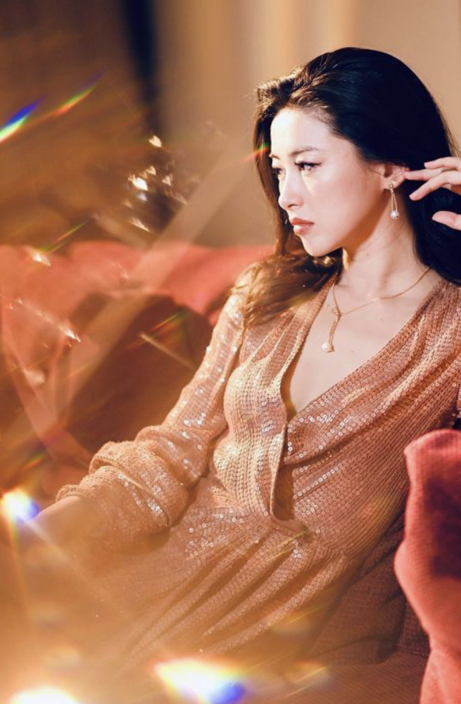 朱珠婚前放得开,穿一身"亮片睡袍"风情万种,身材连女生都羡慕