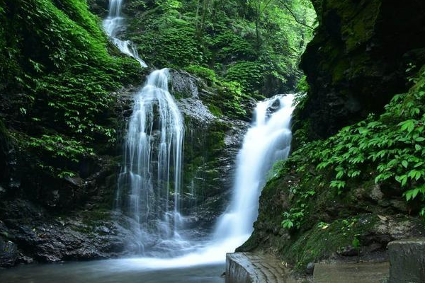 这里原本有一条贯穿村庄的小溪,神瀑沟也是以这条小区为核心修建,在