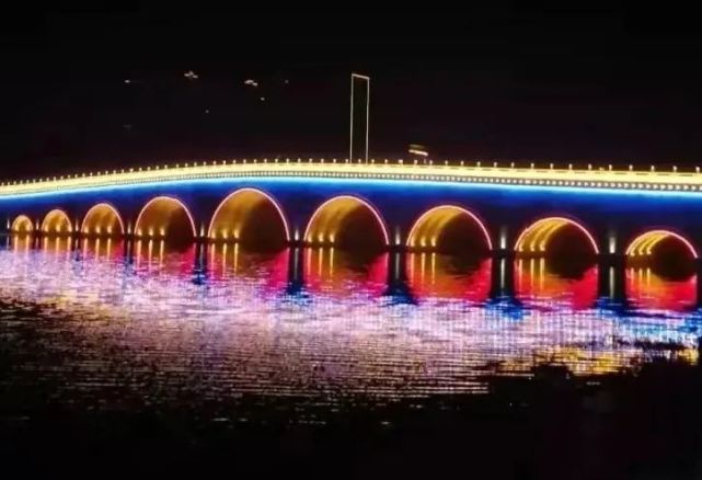耀眼灯火点燃深邃夜晚 左右             从渡淮大桥 到流光溢彩的