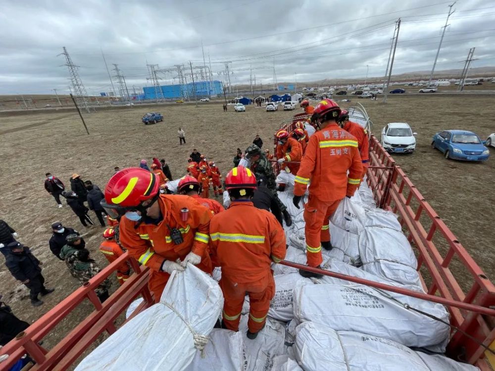 青海省果洛州玛多县地震救援现场,救援全力进行中_腾讯新闻