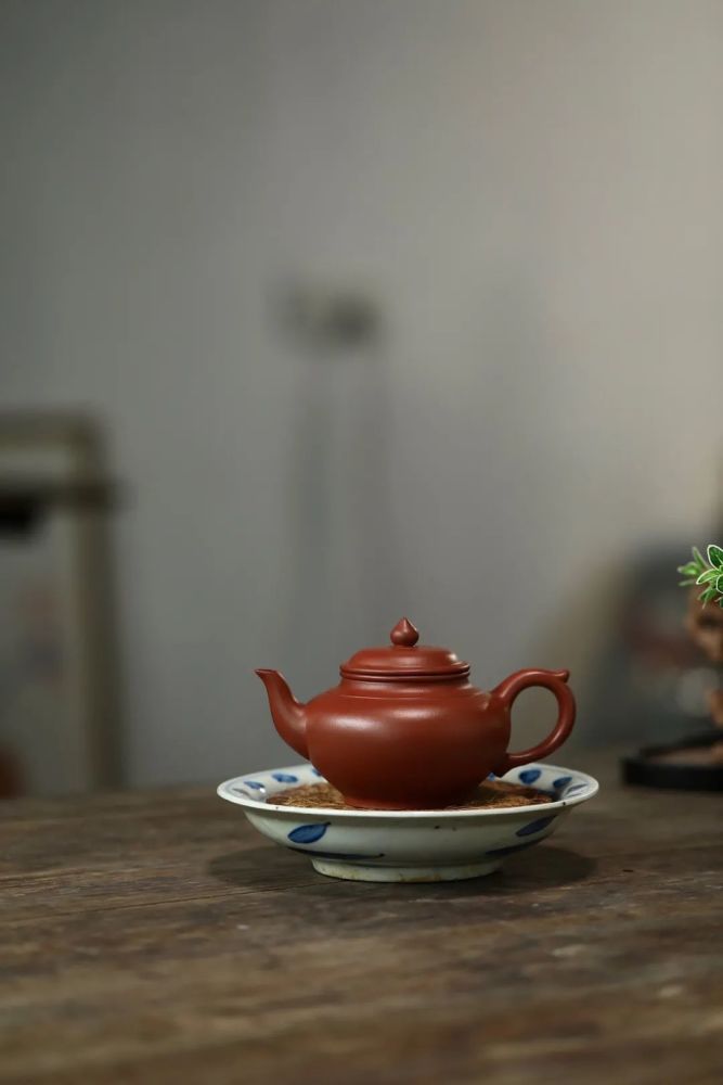 【名称】笑樱壶 【泥料】原矿朱泥大红袍 【容量】240cc  19孔出水