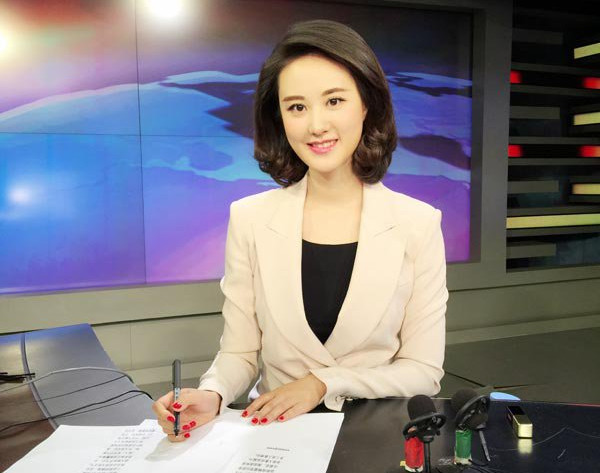 央视"10大美女主播"之一秦方,曾是重庆高考状元,现40岁仍单身