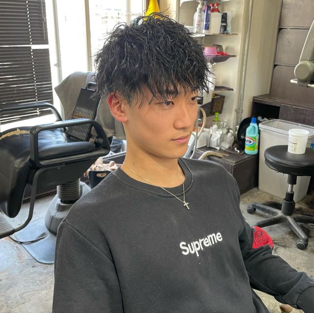 还有比较流行的摩根烫,发尾保留直发的效果,发根烫出立体的蓬松度