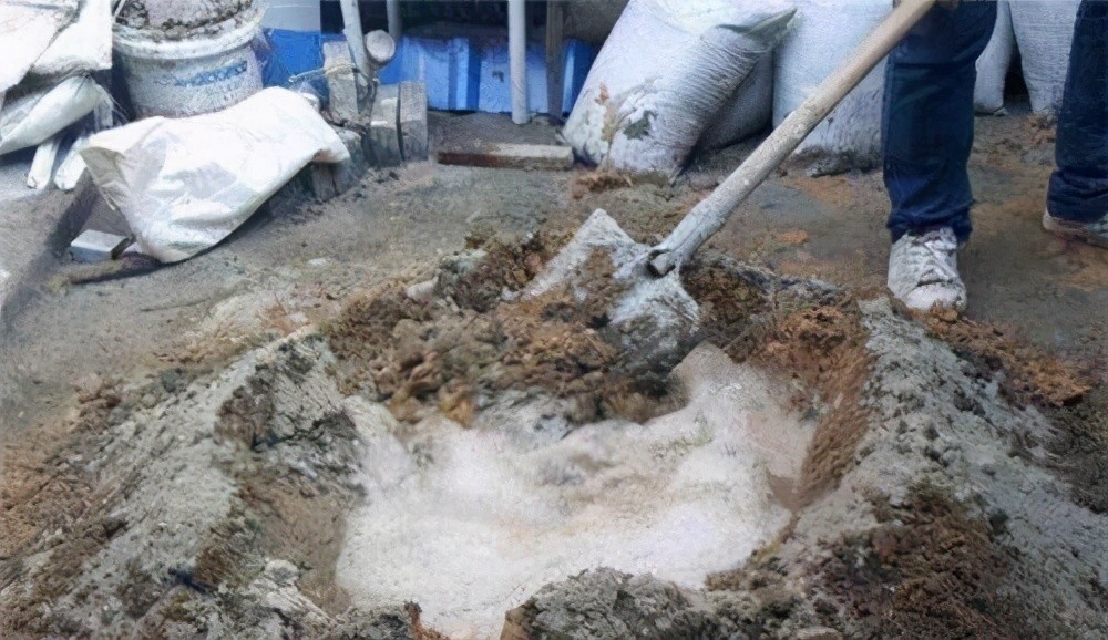 孩子厌学,被妈妈带去工地抹水泥,一个月后妈妈更愁了
