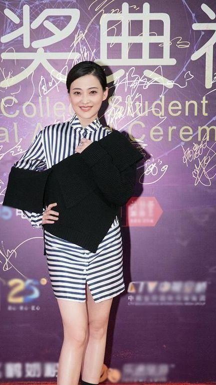梅婷剪短发太美了,条纹衫搭牛仔裙清爽减龄,配大红唇好惊艳
