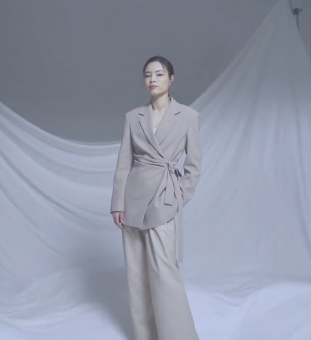 吴敏霞罕见露面,穿西装配阔腿裤拍时尚大片,气质优雅不输女星