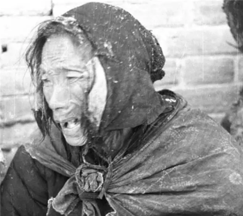 1942年河南大饥荒真实旧照饿死300万人吃树皮的孩子看着心疼