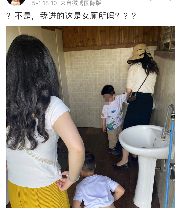 "太子妈"带儿子去女厕所:"好死不死今天女厕有个小女孩!