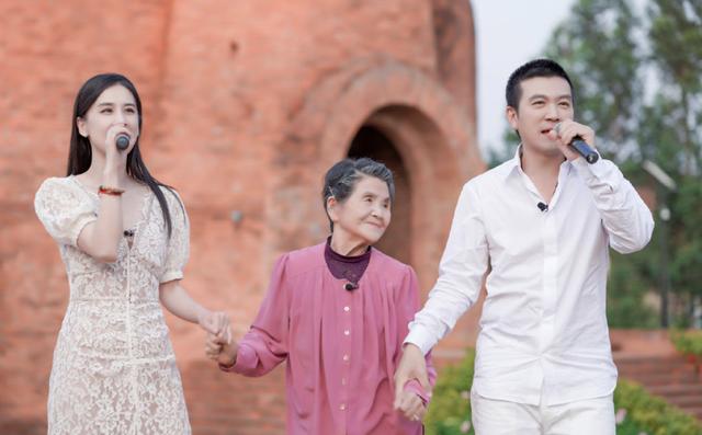 黄圣依晒婆婆年轻时的照片,杨子的童年很抢镜,妈妈托起一个家族