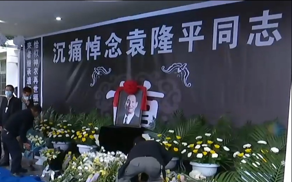 长沙市民殡仪馆前冒雨排队送别袁爷爷