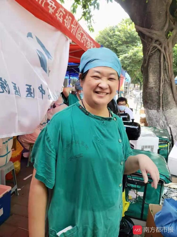 组图汗水湿透护士服广州抗疫人员奋战在一线
