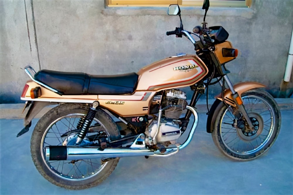 本田145型摩托车