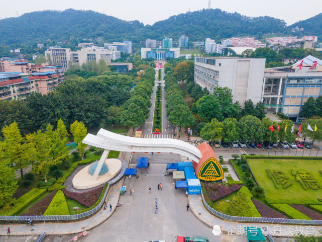 西南政法大学在重庆各高校中,可以说是一个特殊的存在,它虽然是一所