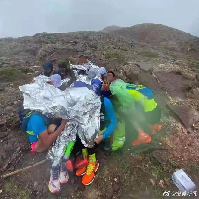 一场马拉松,21人遇难!亲历者:"十根手指被冻到毫无知觉!