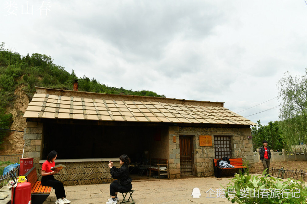 陕西延安梁家河村迎来旅游旺季游客一拨接着一拨